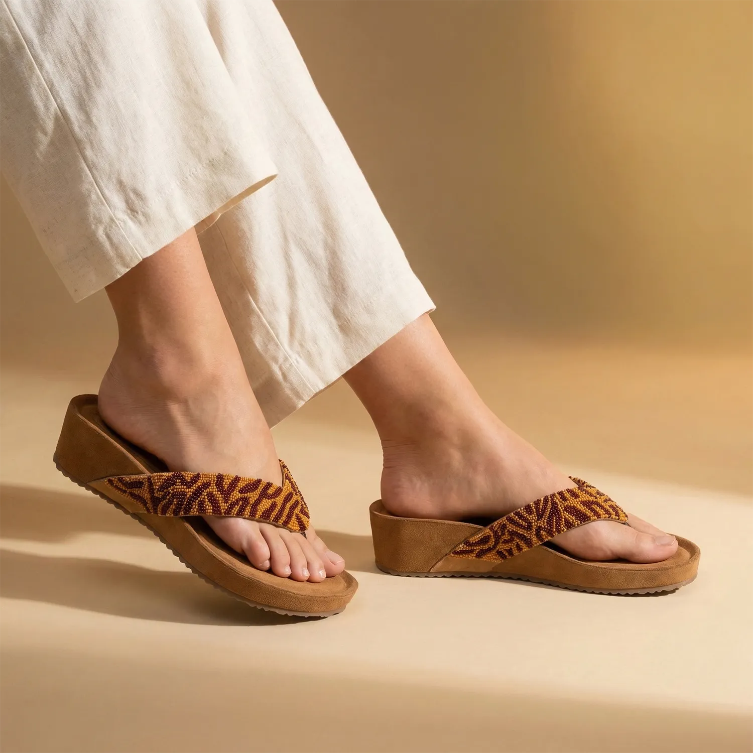 lazamani-liv-damen-leder-zehentrenner-brown-mit-keilabsatz image 2